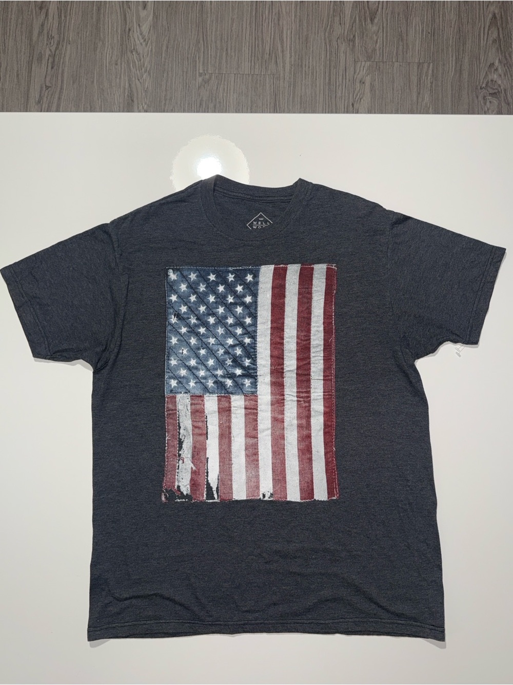 Well Worn Men's Charcoal Tee with Flag Graphic vintage Size L